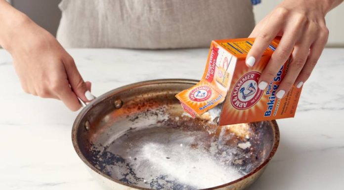 This magical powder will effortlessly remove burnt residue from your blackened pot. No need to scrub anymore!