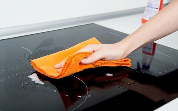 Tips for Cleaning Kitchen Glass Easily and Efficiently