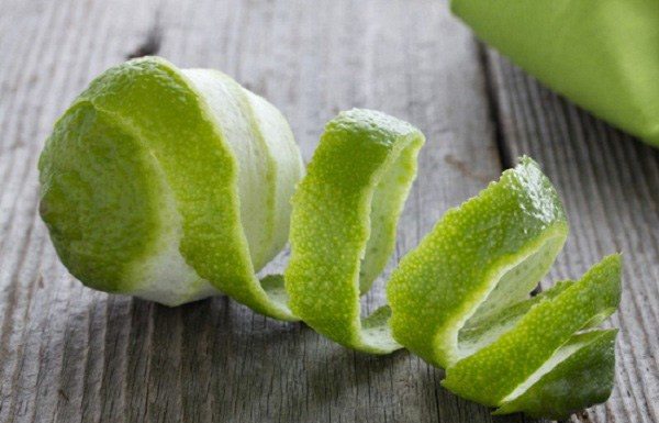Don’t throw away lemon peel after cutting it because it has many unexpected benefits