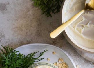 Tips to make an oatmeal face cream for smooth and firm skin even in cold weather.