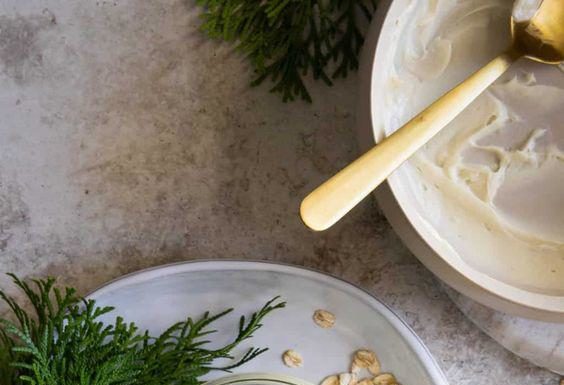 Tips to make an oatmeal face cream for smooth and firm skin even in cold weather.