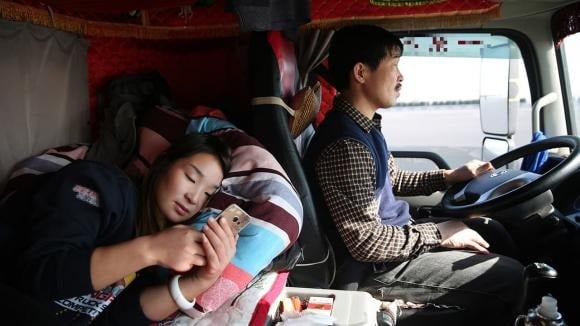 Why do long-haul truck drivers prefer to have a woman accompany them? The important reason that deserves empathy.