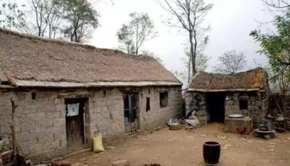 The Rain Falls on a Grave, Revealing the Noble; The Rain Falls on a Coffin, Disappearing the Wealthy