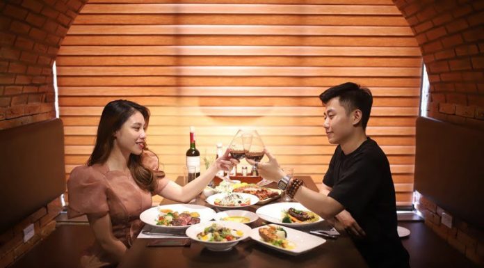 A Collection of Memorable and Touching Status Updates: Reflecting on the Past with Nostalgia