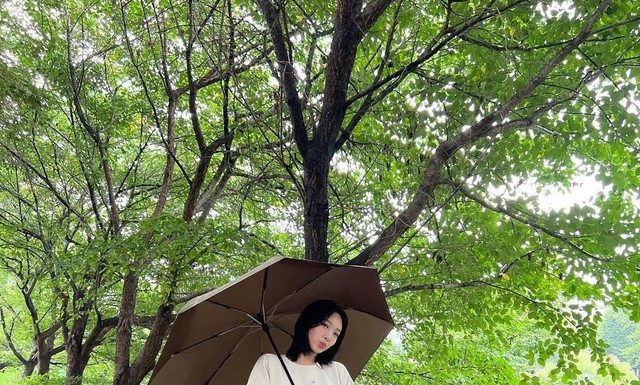 Korean beauties reveal some tips on how to wear the “national” outfit for the autumn and winter season.