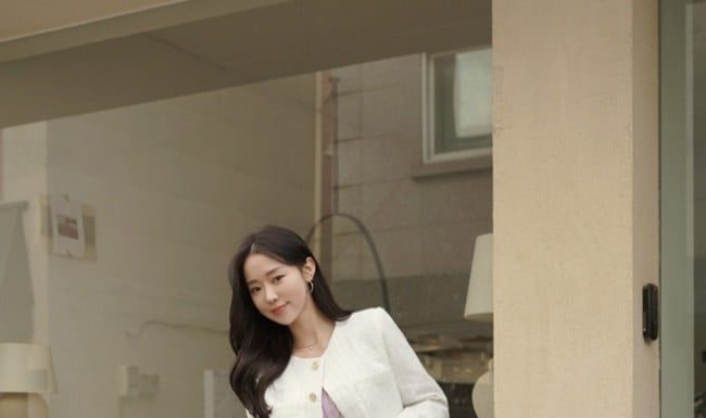 Want to wear tweed to work without looking old? Check out these stylish outfit ideas!