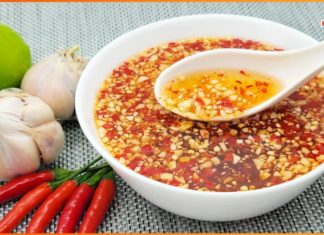 Upgrade your dipping sauce game with this simple trick: add garlic and chili for a beautiful and appetizing presentation.