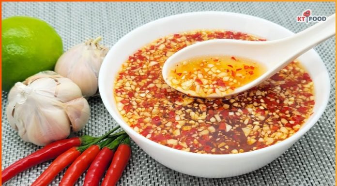 Upgrade your dipping sauce game with this simple trick: add garlic and chili for a beautiful and appetizing presentation.