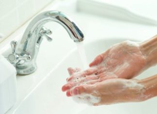 How to safely and correctly remove earrings: common issues and tips