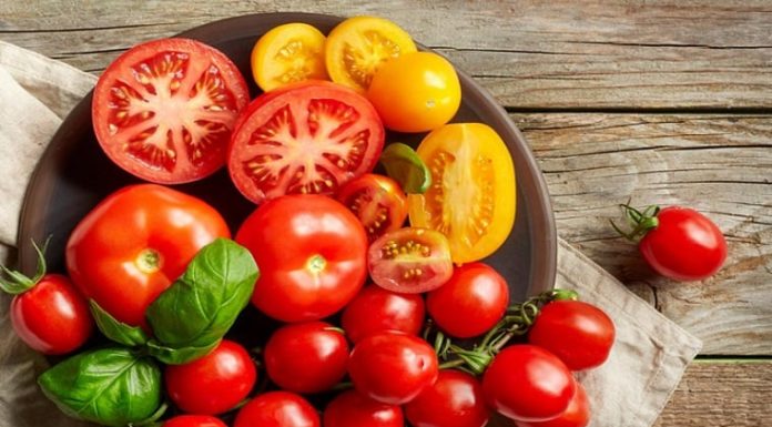 Combining Tomato with this Common Gel will Give You an Effective Dark Spot Treatment