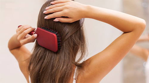 Know these benefits of brushing your hair before bed and you’ll do it every day