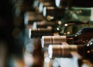 Restaurant 5-star employee answers: Should red wine be stored horizontally or vertically for preservation?