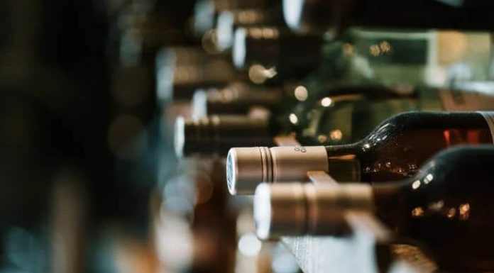 Restaurant 5-star employee answers: Should red wine be stored horizontally or vertically for preservation?