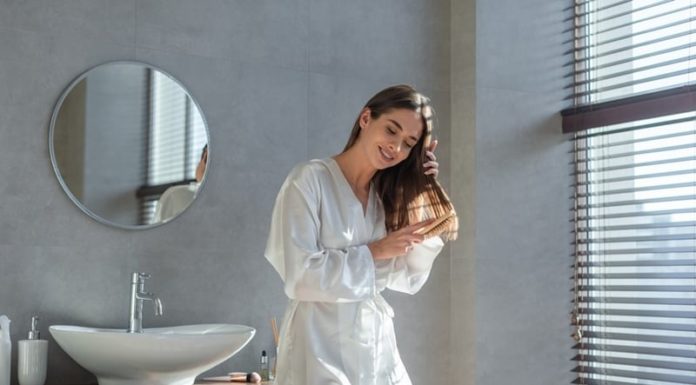 4 easy tips to keep your hair smelling like flowers