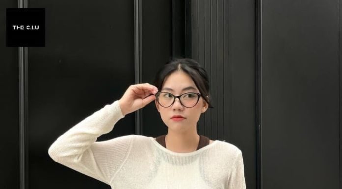 Short Flared Skirt: A Feminine and Adorable Fashion Mix