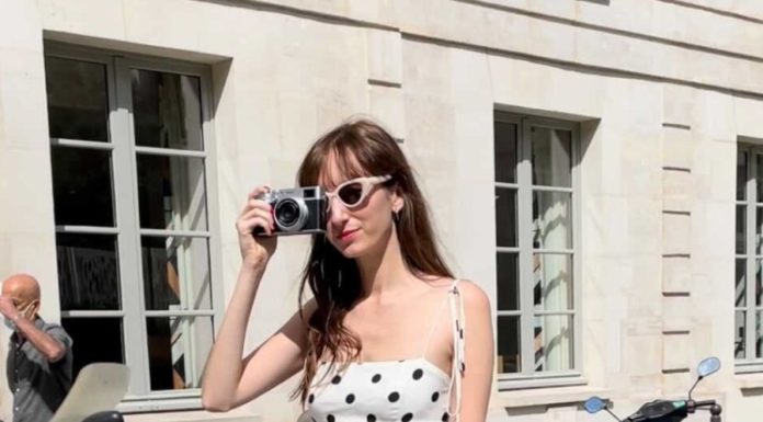 French women enthusiastically endorse these 4 essential skirt styles to maintain a stylish look all year round.