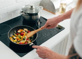 The most effective way to use a non-stick pan, preventing toxic substances from seeping through scratches