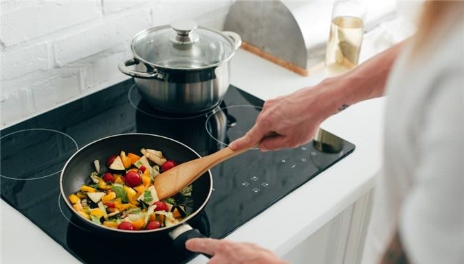 The most effective way to use a non-stick pan, preventing toxic substances from seeping through scratches