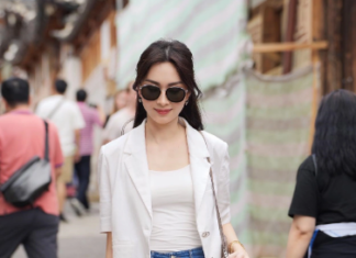 Dang Thu Thao suggests a series of vibrant outfit ideas that are both age-defying and stylish for working women.