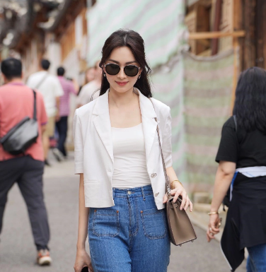 Dang Thu Thao suggests a series of vibrant outfit ideas that are both age-defying and stylish for working women.