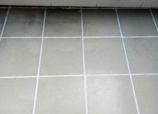 Get rid of bathroom tile grout stains effortlessly without applying excessive force.
