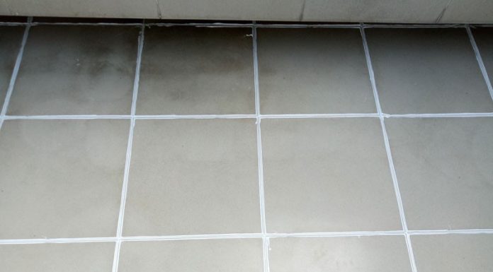 Get rid of bathroom tile grout stains effortlessly without applying excessive force.