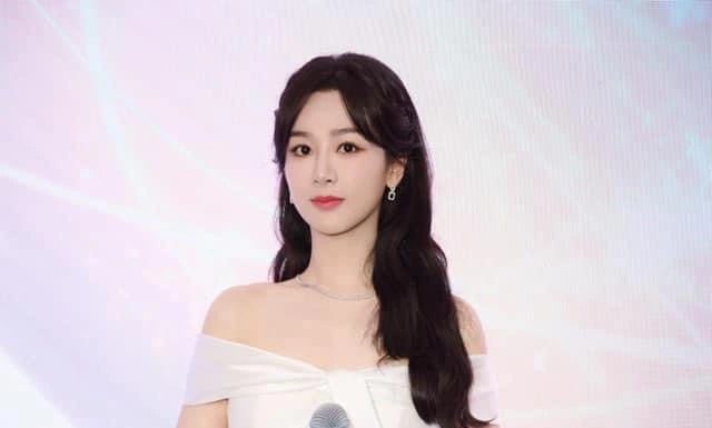 How does Dương Tử’s fashion create such a strong reaction from fans and the online community?