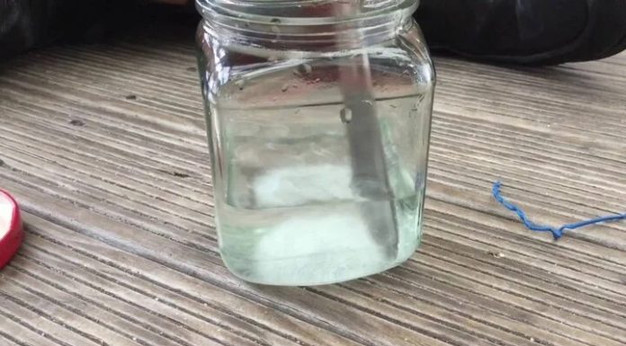 What are the effects of mixing white vinegar and baking soda?