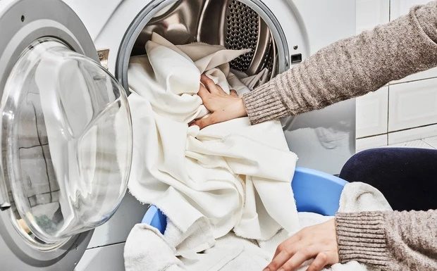 4 Common Mistakes Women Make When Washing Bed Sheets
