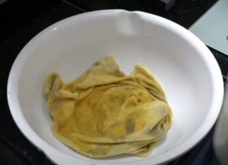 Clean your kitchen towel in this magical liquid, all the grease and dirt will disappear automatically.