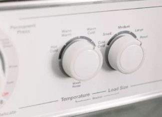 Should you wash clothes with hot water or cold water?