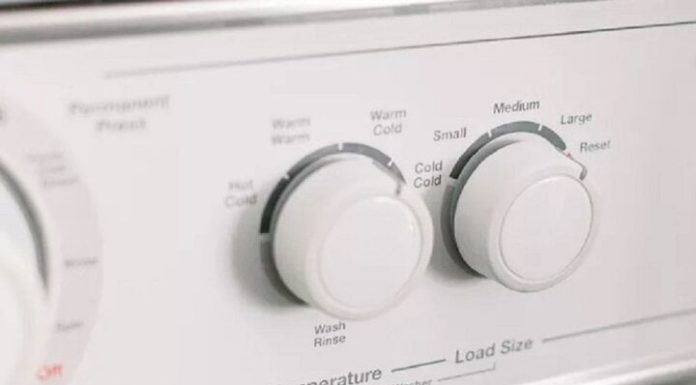 Should you wash clothes with hot water or cold water?