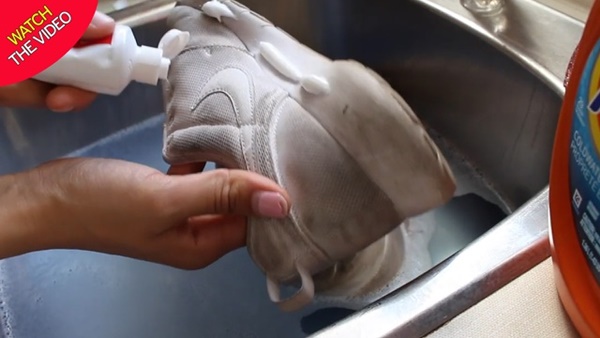 Tips to clean white shoes like new using toothpaste