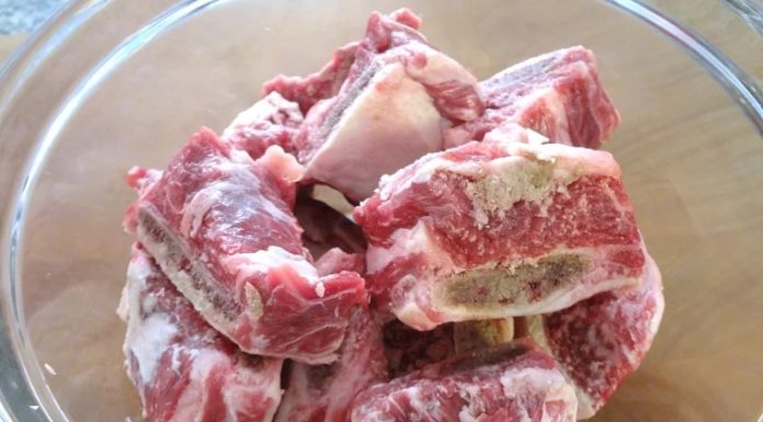 How to quickly boil bones while keeping the water clear, sweet, and odorless