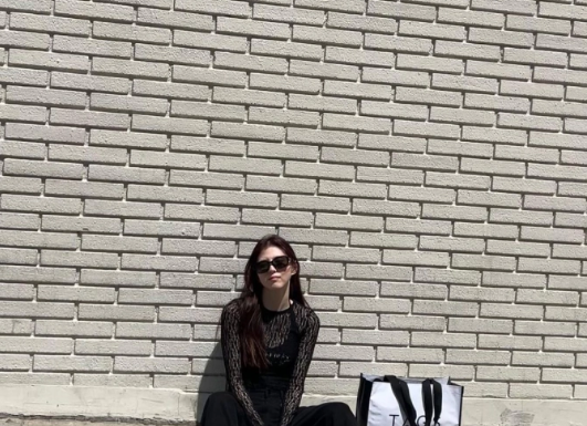 Want to rock the chic style like Han So Hee? Get your hands on these 5 must-have outfits