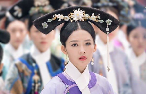 The stunningly beautiful queen who is not favored by the emperor, becomes the empress at the age of only 20.