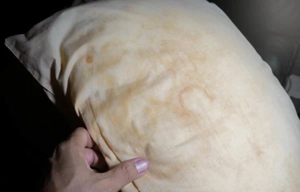 Golden Down Pillow: Wash Away Stubborn Stains with Ease, Achieve Sparkling Cleanliness and Refreshing Fragrance