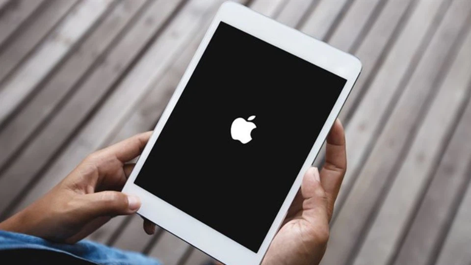 Why your iPad gets stuck on Apple logo and how to fix it easily and quickly