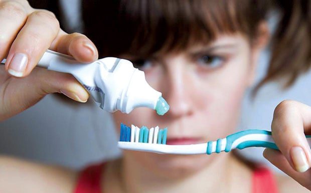 Should I Wet the Toothbrush Before Applying Toothpaste? Common Mistake That Leads to Unwhite Teeth
