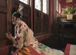 Why do disgraced concubines get banished to the cold palace while eunuchs compete to serve them?