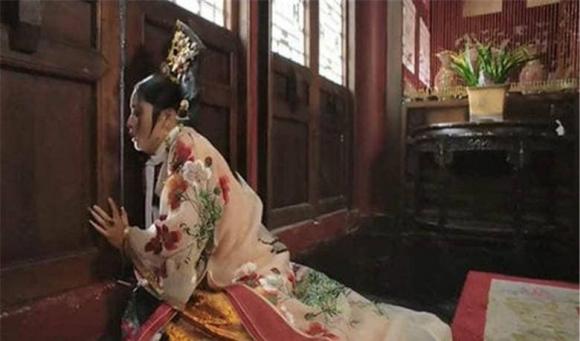 Why do disgraced concubines get banished to the cold palace while eunuchs compete to serve them?