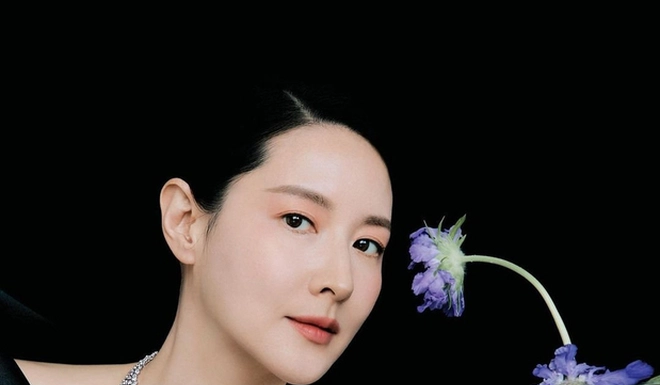“Flawless Beauty” Lee Young Ae maximizes her time going makeup-free as the best way to take care of her skin.
