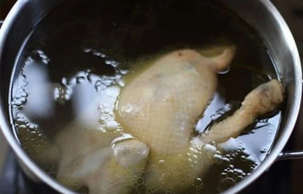 Boiled chicken: should it be cooked breast-side up or breast-side down? Majority do it wrong and end up with tasteless, overcooked chicken.
