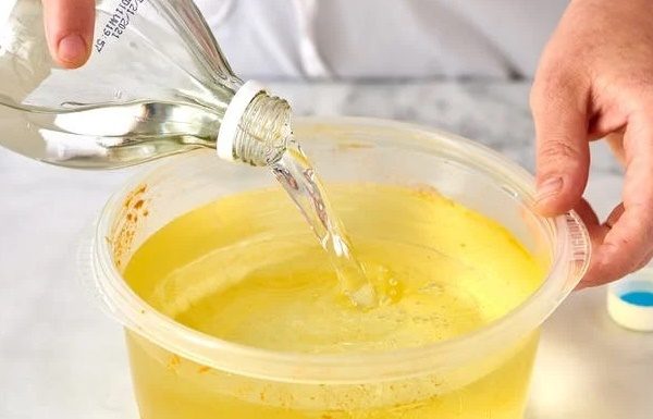 One small spoon of this container keeps your food grease-free and shiny, no matter its size.