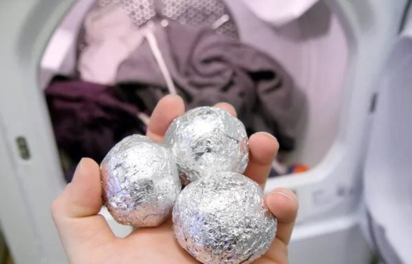 “Daughter-in-law drops silver coin into the clothes dryer, mother-in-law is amazed by the surprise”