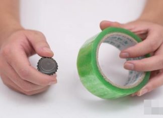 Sticking beer caps on duct tape helps solve the annoying problem that frustrates many people
