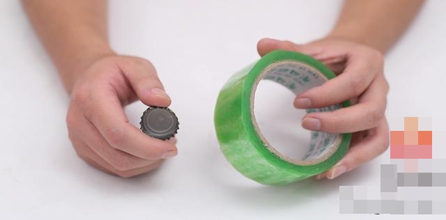 Sticking beer caps on duct tape helps solve the annoying problem that frustrates many people