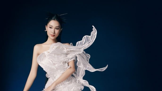 Admiring the fashion of a 5-time beauty pageant contestant