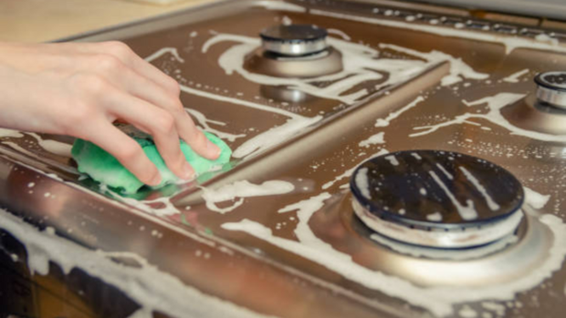 What does pouring vinegar on a gas stove do?