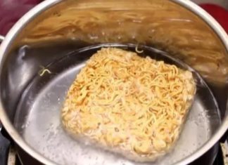 When cooking instant noodles, do you add the oil or seasoning packet first? Many people do it wrong, which is why their noodles taste bad.